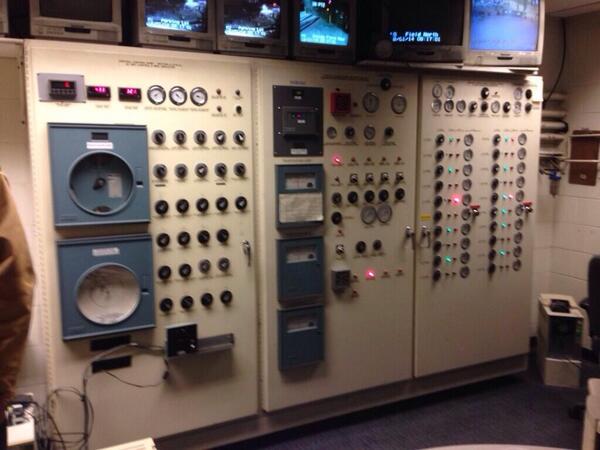 eric_j_thompson's tweet photo. Wonderfully old. RT @Vikings: The operation panel that turns off the fans at the Metrodome. #FinalDeflation http://t.co/RuTzfPuhLb