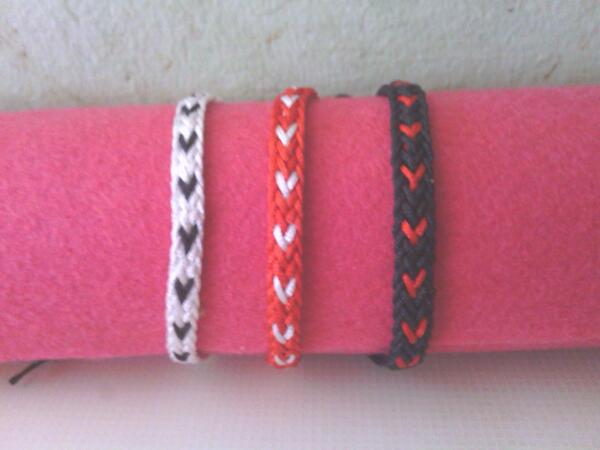 Batiburrill's tweet photo. Pulseras, 2€/unidad http://t.co/O5Fldh9dy9