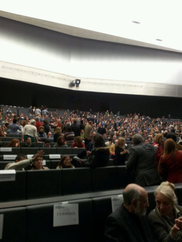 oscarmartinezca's tweet photo. Gran acogida de @Ciudadano_Mov en #sevilla y sigue en entrando gente para oir a @Albert_Rivera http://t.co/PA29BY3RYr