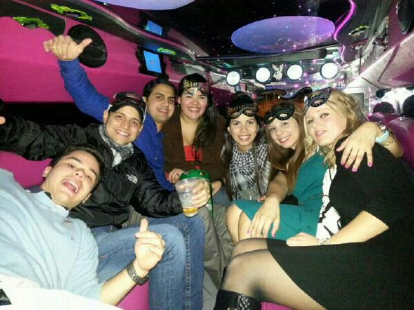 sanchezngaby's tweet photo. Y asi es como se rumbea en Dublin #Limusina #Dublin #NocheDeCelebracion #Amigos http://t.co/wSxmnvPCfQ