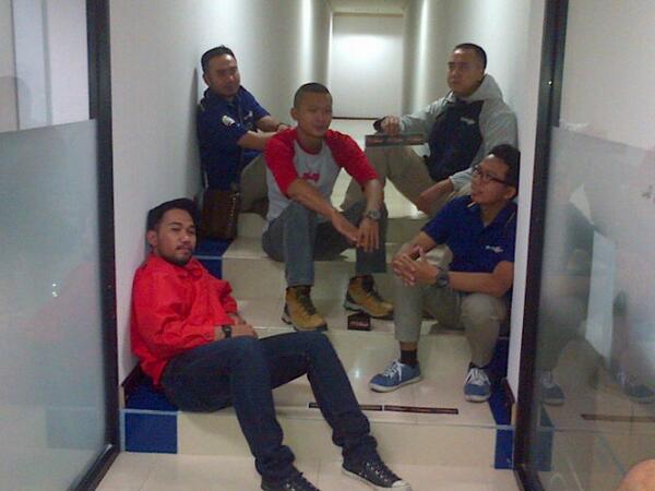 sabdaprana's tweet photo. Muantaff om Agez ;) @Autozonemetrotv THE BEST CREW @blacksagat @bozqbozqbozq @bowi17arka @ndrewjanlouis#salamotomotif http://t.co/yZNlsWnRPM