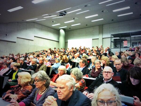 Sportstad's tweet photo. Collegebanken lopen vol voor lezing #fitte brein @eur #rotterdam http://t.co/WiIVVdmJiK