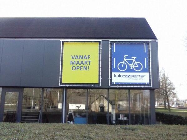 Vanmorgen de nieuwe doeken gehangen van Lukassen Tweewielers binnenkort open