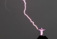 Corriere's tweet photo. Fulmini sul Cristo di Rio  statua «perde» un dito|Foto http://t.co/5KqTzPVMLp http://t.co/NrqIQSkLhd