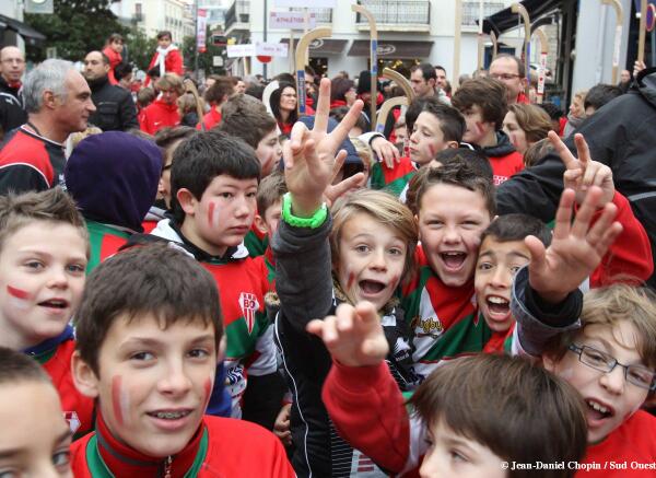 sudouest's tweet photo. En images : le défilé pour les 100 ans du Biarritz Olympique http://t.co/YICE0ZSFS8 / http://t.co/e0QYWbaHlB