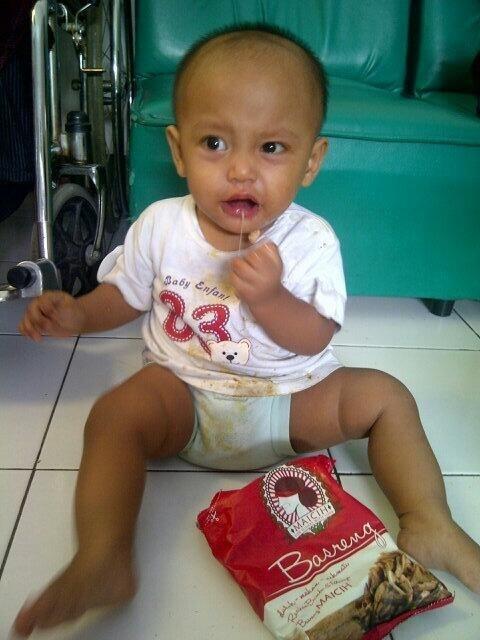 Coklatmanusia's tweet photo. Lucu, kaya jacob >,< "@MaicihINDO: Adiknya @RegaMahardika demen bgt ngemil #MAICIH sampe Tericih2 heuheu http://t.co/k1bXIZnUle"