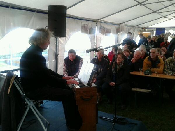 Hsl_Steenderen's tweet photo. Leuk optreden van Hans Keuper tijdens het jubileumfeest van Het Steenders Landschap. @hanskeuper  @steenderen http://t.co/r2nyYYYR6k