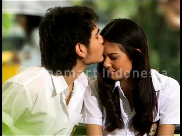 Aurelievers's tweet photo. so swetttt <3 #ThrowbackMagic http://t.co/x1qEuiXLwn