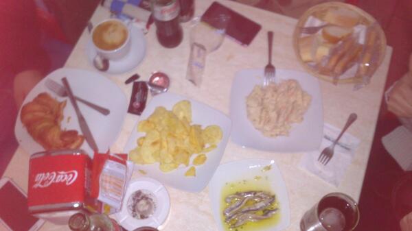 andrea92_cava's tweet photo. Nuestro café del sábado @isabel_hr @Josan91Cp @raquelsevilla92 que bien nos cuidamos!! http://t.co/bFz7qZZ9R0
