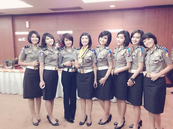 eiiyooo's tweet photo. @lina_ndy @ifcharlotte @daraintan2 @yovitaaar @frestya88 @estyaprillia @lalahildaa http://t.co/9RncCDCLvu