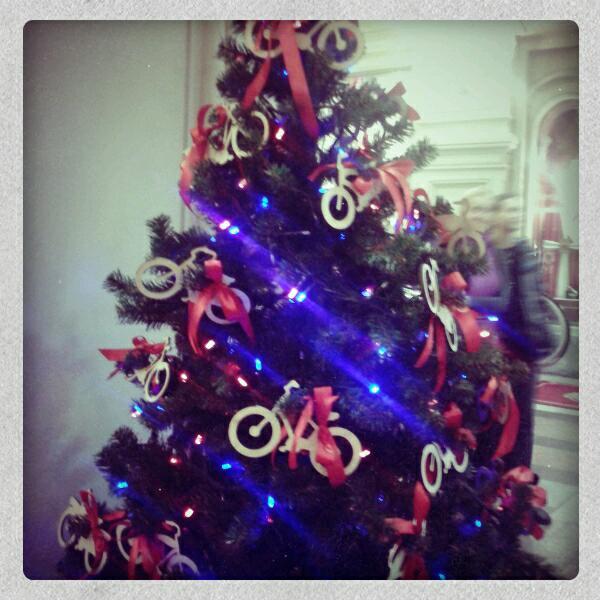 MartaMelifaro's tweet photo. Я обещала Анечке московскую елку. Вот, наконец нашла достойную, из ГУМа:) http://t.co/YaqwPSdH1M
