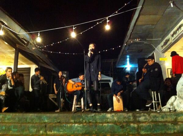acekingsquad's tweet photo. Giliran band terakhir, @VILEQULA menghangatkan suasana malam minggu dingin ini. .uhuy ! #AceKing http://t.co/clQpbPsPLn