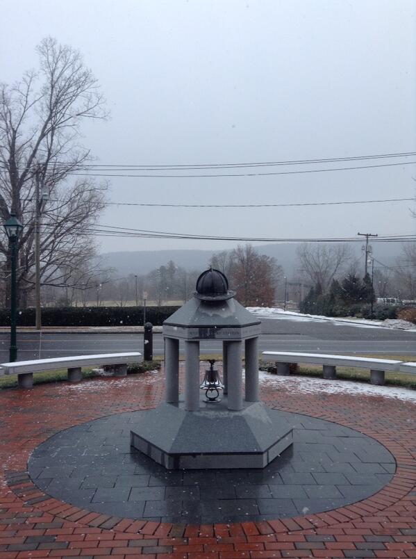 DarrenSweeney's tweet image. RT @SimsburyFIRE: Light #snow falling in the center of #Simsbury #wxedge #ctweather
