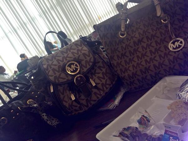 _bethnicolex3's tweet photo. all my bitches , look right a'f fucckkk ! 💰👜👌❤ @ashleighlaraeee @cacithebaddest http://t.co/SGpOm0pgQo