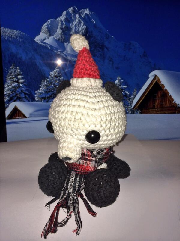 dashtag73's tweet photo. Poppy prepares for the cold, with a new scarf. @HotAndScottish #poppyontour http://t.co/42mx8Eeam3