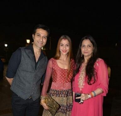 ShilpaAsFC's tweet photo. Apurva &amp; Shilpa at Roopa Vohra's Lohri Party! @officialshilpa http://t.co/bvKqoXYFwT