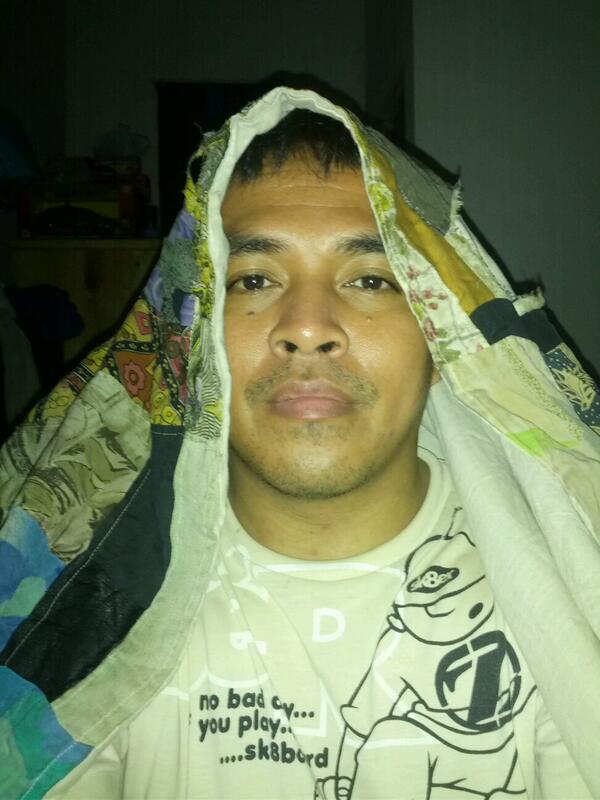 bapuk's tweet photo. Dingin beeet sampe tutupan selimut http://t.co/0s4IpPg5yl