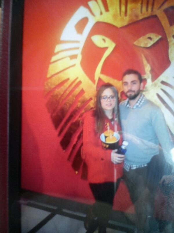 Patricia__BR's tweet photo. Después de 2 en Madrid con mi gordo @JavierHaroPrez y ver el precioso musical del Rey Leon..Toca camino para Cieza! http://t.co/uONQppffEi
