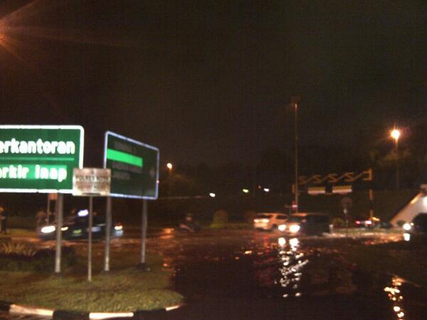 RadioElshinta's tweet photo. 23.47: RT @Andri_Arrodja: Akses ke Terminal 1 &amp; 3 tergenang banjir 20 cm, hati2 pengendara. http://t.co/E1sQScLC8f