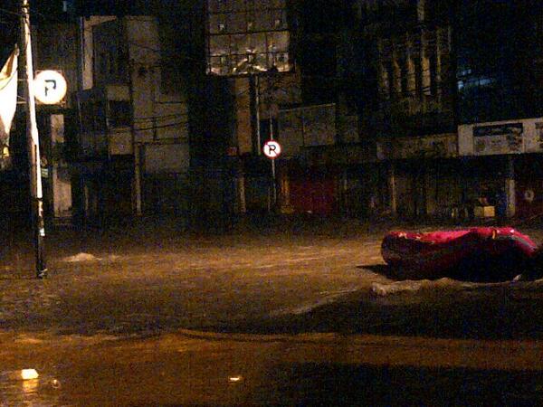 RadioElshinta's tweet photo. 23.56: RT @reporterjail: Ktinggian banjir di Jl. Jatinegara barat yg sblumnya sempat turun,kembali naik. #Cuaca hujan http://t.co/mPVJRR5oQm