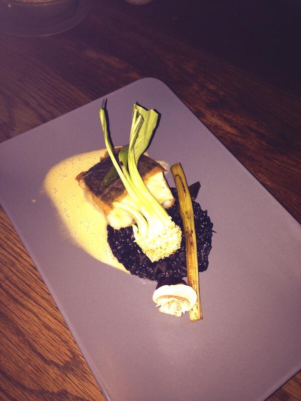 MetaPlat's tweet image. Skrei, boksoi, zwarte risotto en een glas blanc de mer uit Zuidafrika, prachtig!