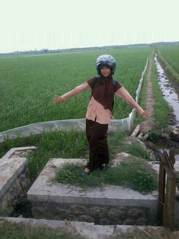 viviaulia55's tweet photo. mampir foto dulu di sawah [Grin] http://t.co/ayTtsETQbJ
