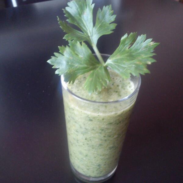 Paleoandrea's tweet photo. Green smoothie.My new fav. http://t.co/4mJ90XHWxO