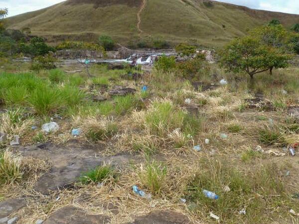 Venezuela4x4's tweet photo. Esto NO debe seguir ocurriendo en Gran Sabana. Se consciente, colabora y se parte de la solucion. Traete la basura! http://t.co/2FGmO2FTaR