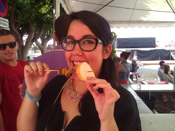 M_HaroM's tweet photo. pinchito pinchito!! en la feria de mojacar!! @yoli8888 http://t.co/BKxy3f6Ks9