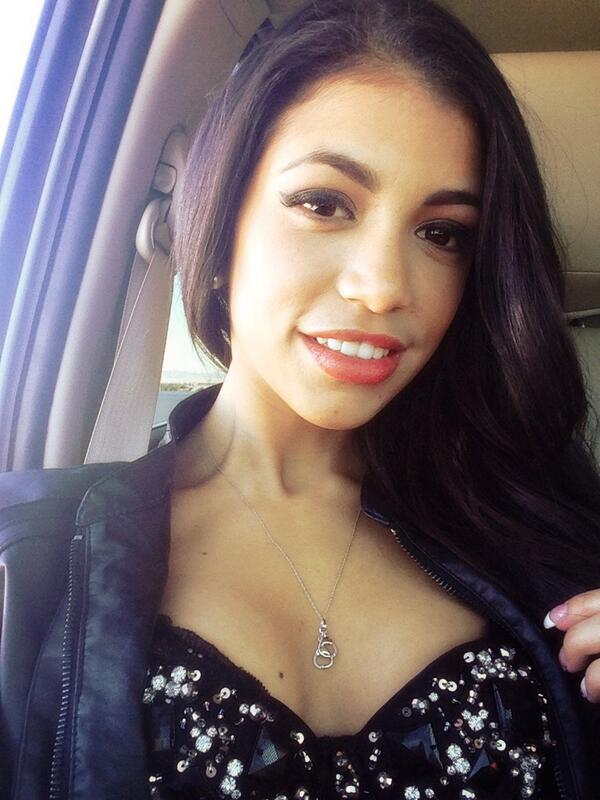 LilveronicaR's tweet photo. Walking to @AEexpo come see me at the @DirectModels booth the first 3 girls that come to my booth gets a free shirt http://t.co/L9BG8pC32o