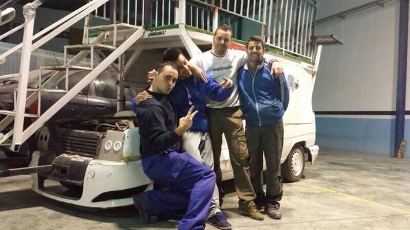 potrillo_bmw's tweet photo. Buena tarde preparando el carnaval!!

@dani87mf @jose_ciga @Paskuy7 @22jeesus #pipa #parra http://t.co/LZuM0pY8Pr
