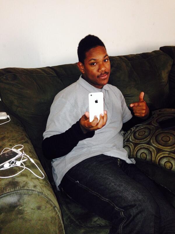 devonte522's tweet image. This is Diamond with his new phone