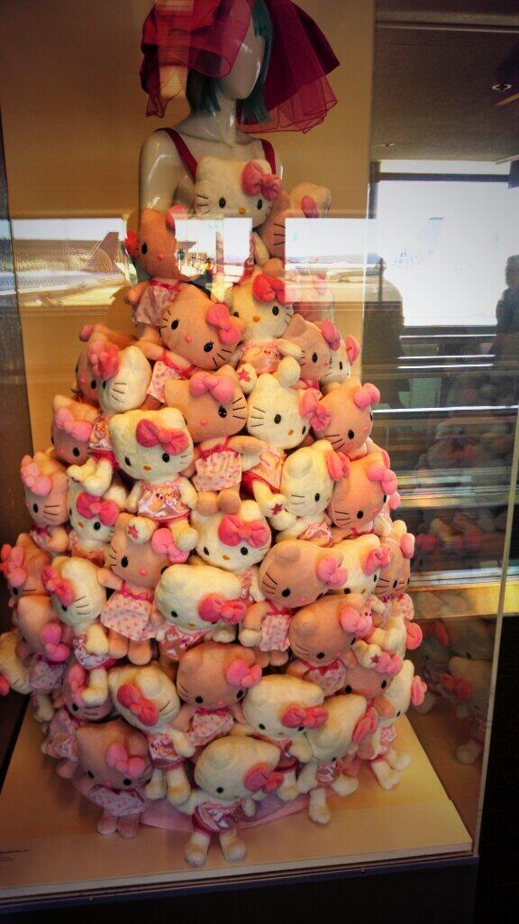 BillingsMatthew's tweet photo. Hello Kitty dress at #SFO #HelloKitty http://t.co/u3w0GdRk2t