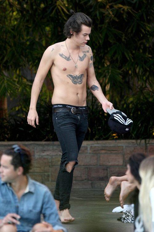 culloon's tweet image. “@1DUpdatesOnline: Harry shirtless #1 http://t.co/LdE5sMyc1Y” his little pony tail though