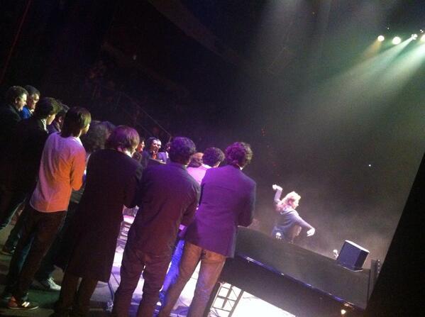 MasMorente's tweet photo. Y ahora apoteósico final con TODOS sobre el escenario de @circoprice #MorenteMásMorente OLEEE http://t.co/gDiFUSotTn