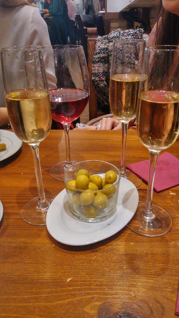 Laura_Can0's tweet photo. Nos faltan las campanadas @criscv88 @PalomaMebs @ireneliram http://t.co/ip9g1QRpOs