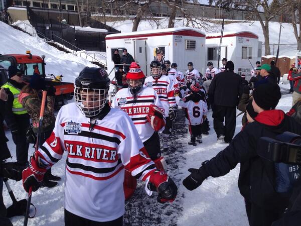 MNHockeyMag's tweet photo. The @ERHockey Elks making the trek to the #HandkePit rink. #HDM2014 http://t.co/Js8k28klch