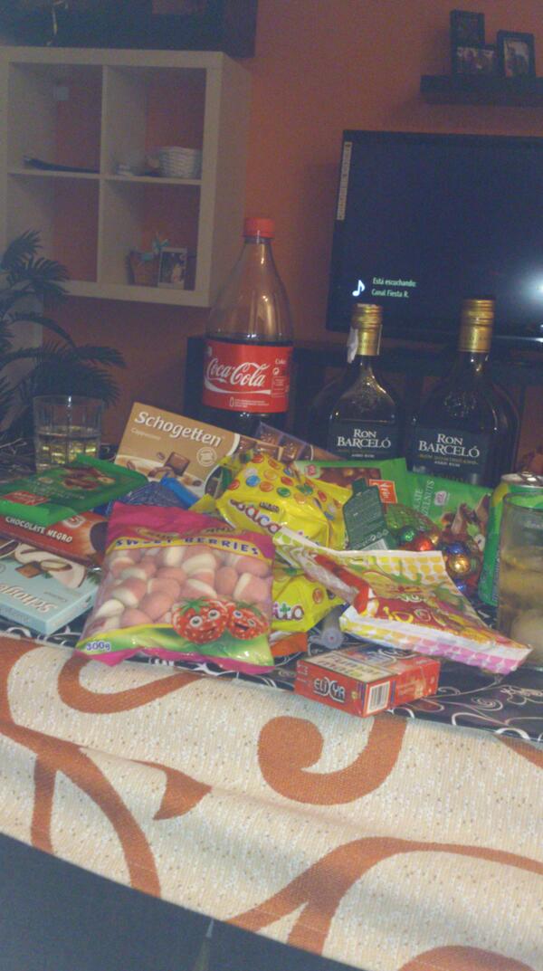 juanillo_88's tweet photo. Planaso del sábado noche con #micristina #candon y @nerearr89 http://t.co/obw8bxoRuX