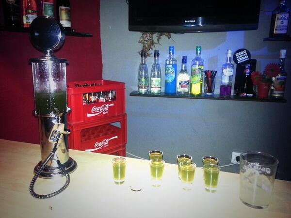BentEfb's tweet photo. Esta noche tocan chupitos @PubLaConcha http://t.co/SrzuOGpuXC