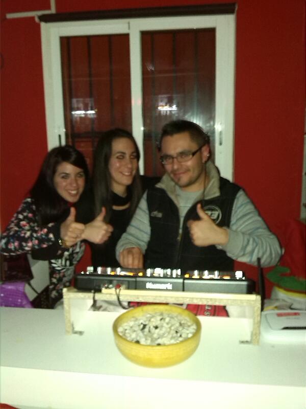 ines89_triana's tweet photo. En @baraka_almonte con mi canixorri y mi sergy y dj mono al directo http://t.co/IFqF6Tmf9j