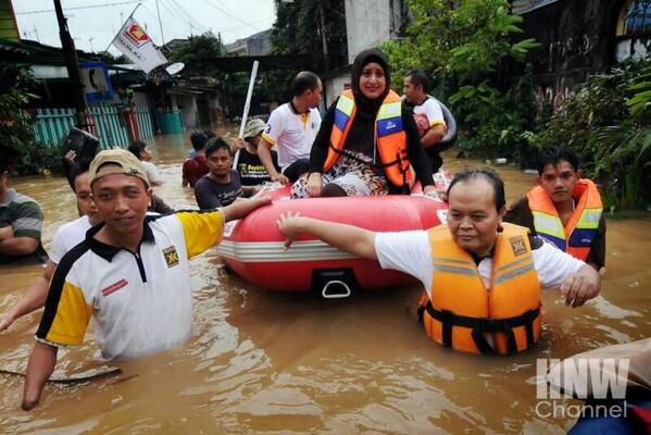 fadjroeL's tweet photo. Sosialita di Tengah Banjir :) http://t.co/jFms382HPH