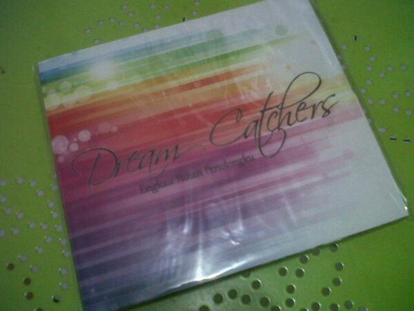 dwihapsari's tweet photo. Happy sunday #listening #dreamCatchers #toGodbetheGlory http://t.co/6Nj61pIauC