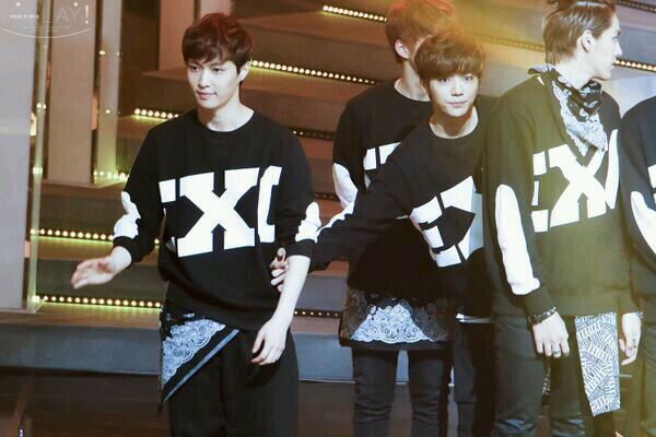 stargirl473's tweet photo. #EXOで妄想 

癒『あ！あの子怪我してる。ちゆちゆしてあげなきゃ』
鹿『ちょい待て、今収録中』 http://t.co/8KnEm1ipNX