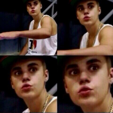 gdsmnv's tweet photo. Ir caminando tranquilamente, escuchar "Justin Bieber" y yo como: http://t.co/ByApa5rjGT