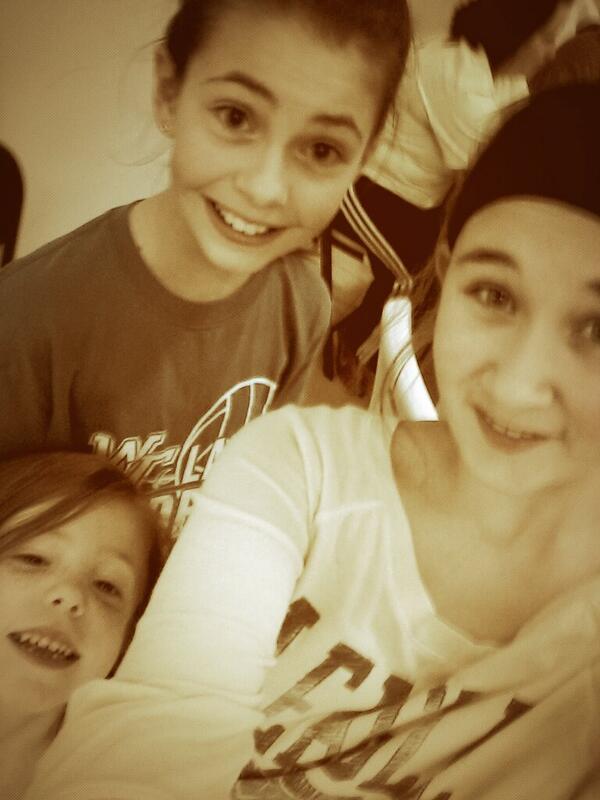 ReaganAkom's tweet photo. At volleyball with Natalie and myleigh!!!$$$$$$ :-) http://t.co/hxPk0t4mDK