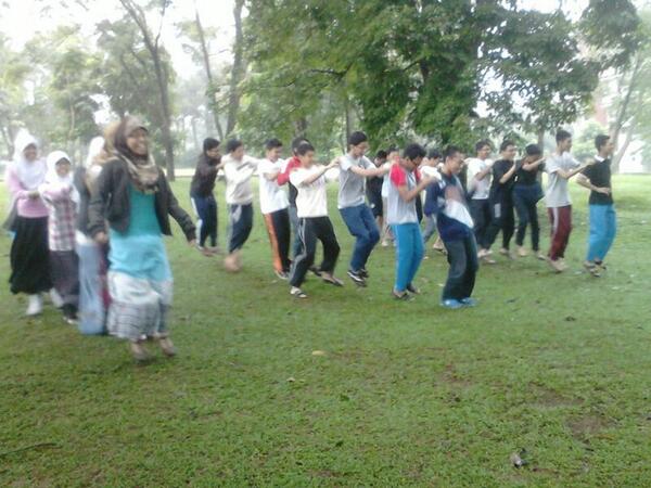 AiR_34's tweet photo. Pada seneng banget ini diajak main ama kakak-kakaknya..Hehe @rohis34_2015 #SolidCreative http://t.co/3Jze5GMypE