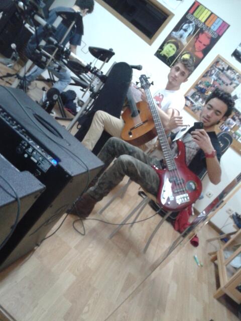Corner_Road's tweet photo. Componiendo nuevas canciones !! Muy pronto en Youtube. #GoCornerRoad http://t.co/2MURcSmAvF