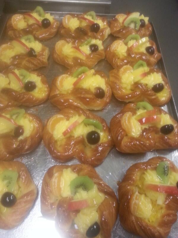 Ook op zondag heerlijk vers  bij de beste echte bakkerswinkel van Nederland 2014! (8-11uur geopend)