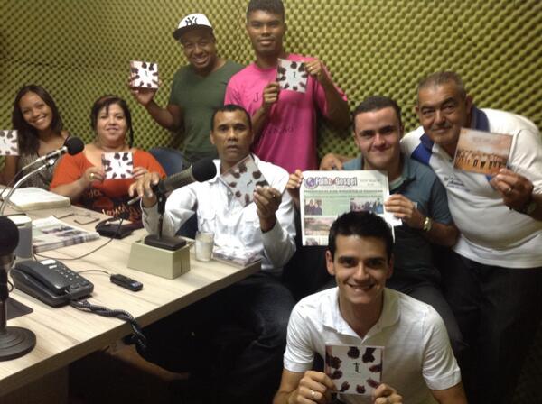 Templo_Luz's tweet photo. Olá queridos,boa noite! Hoje estivemos na Rádio RC Vale divulgando o nosso trabalho e o nome de Jesus. Glória a Deus! http://t.co/zPreK3ePqs