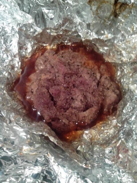 langzht's tweet photo. 烤箱烤的牛肉，效果比我想的好多了~ 大半夜的不想吃，放回去留着当明天一天主菜~ http://t.co/U0uMKlZc3Y